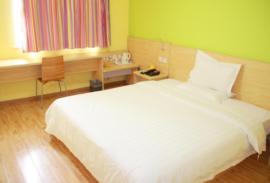 7Days Inn Huaihua Train Station Square Екстер'єр фото