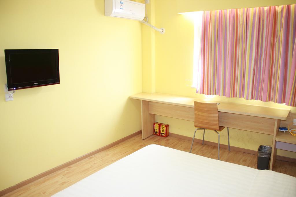 7Days Inn Huaihua Train Station Square Екстер'єр фото