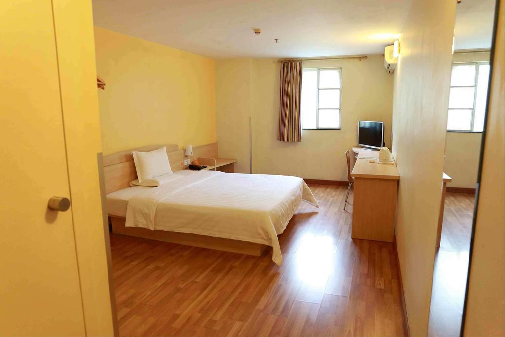 7Days Inn Huaihua Train Station Square Екстер'єр фото